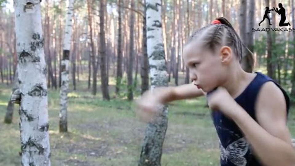 Evnika Saadvakass berlatih tinju dengan menonjok pohon. - INDOSPORT